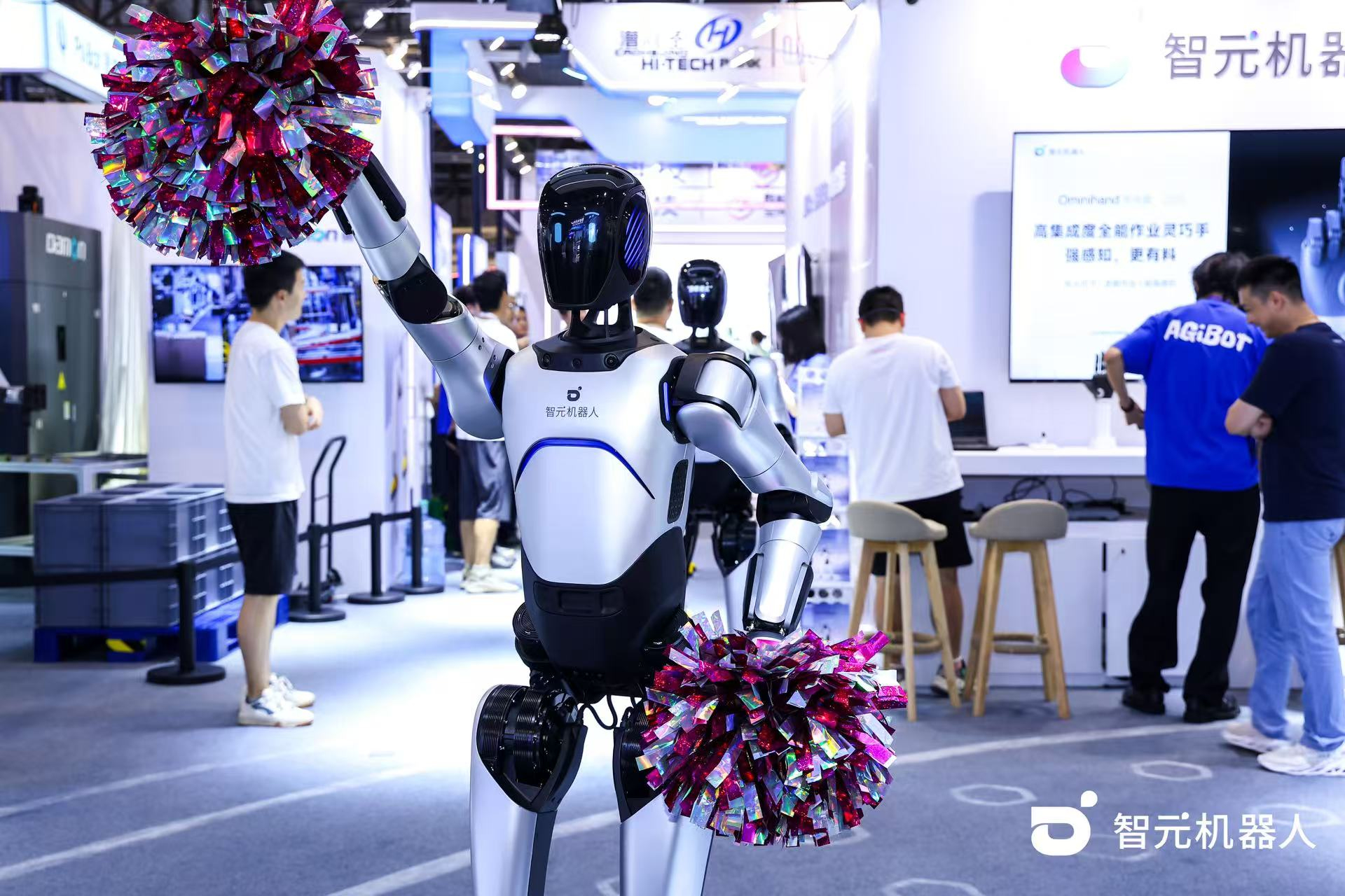 365英国上市机器人 WAIC 首日展台火爆，机器人家族集体打工忙不停